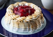 Italiensk Hallonmaräng tårta