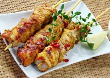 Kycklingspett med kokt pasta & sweetchili dressing