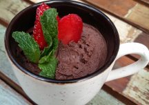 chokladmousse med grädde och frukt