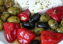 Feta ost & quinoasallad med oliver och soltorkad tomat